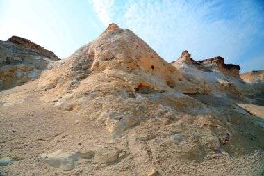 Zekreet Yarımadası, kireç taşı oluşumları nedeniyle yabancı turistler için popüler bir yer. Uçurumlar, sütunlar ve kayalardan oluşan kireçtaşı yamaçları