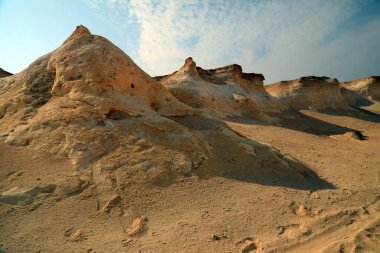 Zekreet Yarımadası, kireç taşı oluşumları nedeniyle yabancı turistler için popüler bir yer. Uçurumlar, sütunlar ve kayalardan oluşan kireçtaşı yamaçları