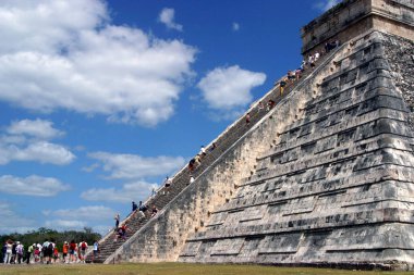 Chichen Itza arkeolojik alanının genel görünümü, M.Ö. 3000 yılında kurulan Maya kültürünün bilginin ve ibadet yerinin sembolü..