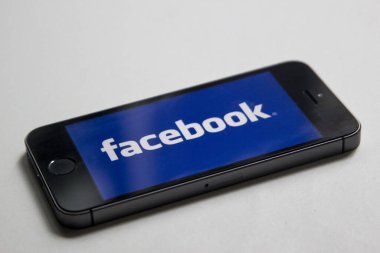 Kullanıcılar tarafından en çok kullanılan sosyal ağlardan birini gösteren bir cep telefonu resmi, facebook