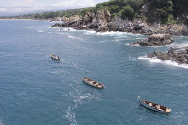 ACAPULCO, MEXICO - 24 Ağustos 2020 'de Acapulco, Meksika' da deniz kıyısında bir vintage bot görüldü