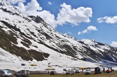 Sıfır noktası, Sonamarg 'a 25 kilometre uzaklıkta, Ladakh' ın resmi olarak Srinagar 'ı Leh.e bağlayan yolda başladığı yer. Turistler 19 Mayıs 2023' te büyük bir koşuşturmaya ve karın keyfini çıkartıyorlar..