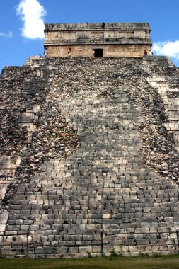 Chichen Itza arkeolojik alanının genel görünümü, M.Ö. 3000 yılında kurulan Maya kültürünün bilginin ve ibadet yerinin sembolü..