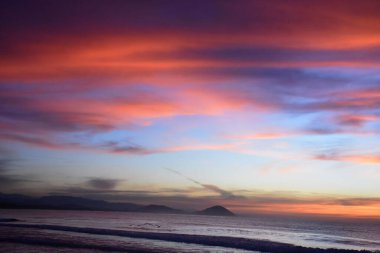 Şafak vakti kutsal Mazunte plajında, Oaxaca 'nın güzel bir yerinde.