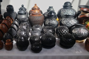Kara kil çömlek ya da Meksika siyah çömleği, San Bartolo Coyotepec Belediyesi 'nin geleneksel çömlek üretiminin bir parçasıdır.