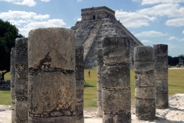 Chichen Itza arkeolojik alanının genel görünümü, M.Ö. 3000 yılında kurulan Maya kültürünün bilginin ve ibadet yerinin sembolü..