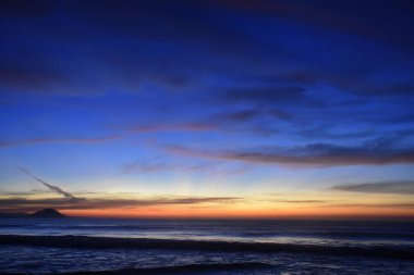 Şafak vakti kutsal Mazunte plajında, Oaxaca 'nın güzel bir yerinde.