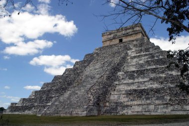 Chichen Itza arkeolojik alanının genel görünümü, M.Ö. 3000 yılında kurulan Maya kültürünün bilginin ve ibadet yerinin sembolü..