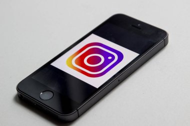Kullanıcılar tarafından en çok kullanılan sosyal ağlardan birini gösteren bir cep telefonu resmi, Instagram