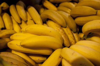 Taze kesilmiş muz yaprakları mutfakta istiflenir.