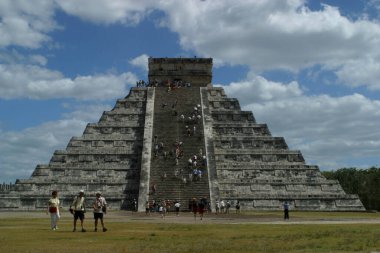 Chichen Itza arkeolojik alanının genel görünümü, M.Ö. 3000 yılında kurulan Maya kültürünün bilginin ve ibadet yerinin sembolü..