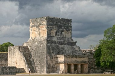 Chichen Itza arkeolojik alanının genel görünümü, M.Ö. 3000 yılında kurulan Maya kültürünün bilginin ve ibadet yerinin sembolü..