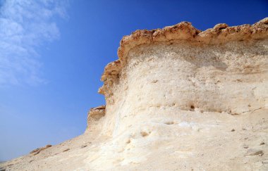 Zekreet Yarımadası, kireç taşı oluşumları nedeniyle yabancı turistler için popüler bir yer. Uçurumlar, sütunlar ve kayalardan oluşan kireçtaşı yamaçları