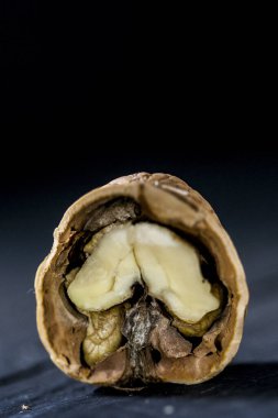 Kabuğunun içindeki cevizin ayrıntıları ikiye bölünmüş.