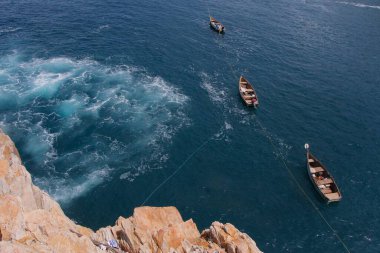 ACAPULCO, MEXICO - 24 Ağustos 2020 'de Acapulco, Meksika' da deniz kıyısında bir vintage bot görüldü