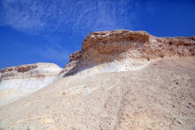 Zekreet Yarımadası, kireç taşı oluşumları nedeniyle yabancı turistler için popüler bir yer. Uçurumlar, sütunlar ve kayalardan oluşan kireçtaşı yamaçları