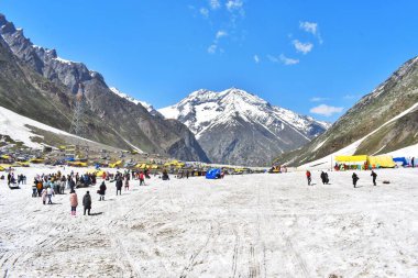 Sıfır noktası, Sonamarg 'a 25 kilometre uzaklıkta, Ladakh' ın resmi olarak Srinagar 'ı Leh.e bağlayan yolda başladığı yer. Turistler 19 Mayıs 2023' te büyük bir koşuşturmaya ve karın keyfini çıkartıyorlar..