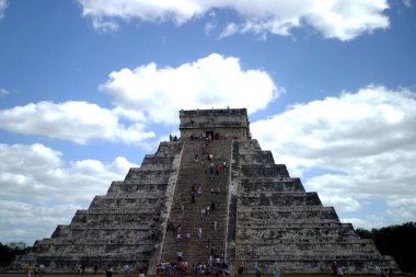 Chichen Itza arkeolojik alanının genel görünümü, M.Ö. 3000 yılında kurulan Maya kültürünün bilginin ve ibadet yerinin sembolü..