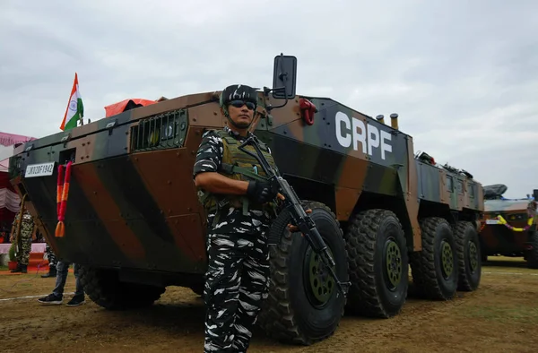 2023年8月26日 印度斯利那加克什米尔 一名印度准军事中央后备警察部队 Crpf 士兵在普瓦马Lethpora展示Crpf最近推出的两辆汽车时 站在尖端车辆旁边守卫着 — 图库照片