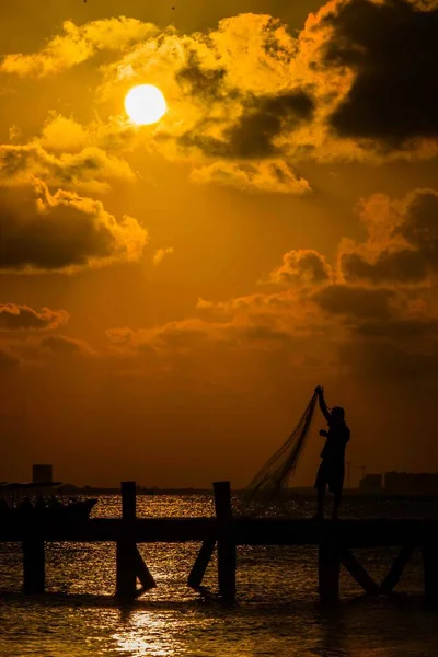 Ein Mann Beim Angeln Bei Sonnenuntergang Auf Der Strandpromenade Eyepix — Stockfoto