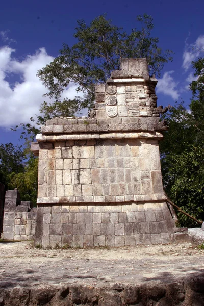 紀元前3000年に建てられたマヤ文化の知識と礼拝の場所のシンボルであるチェン イッツァ考古学エリアの一般的な眺め — ストック写真