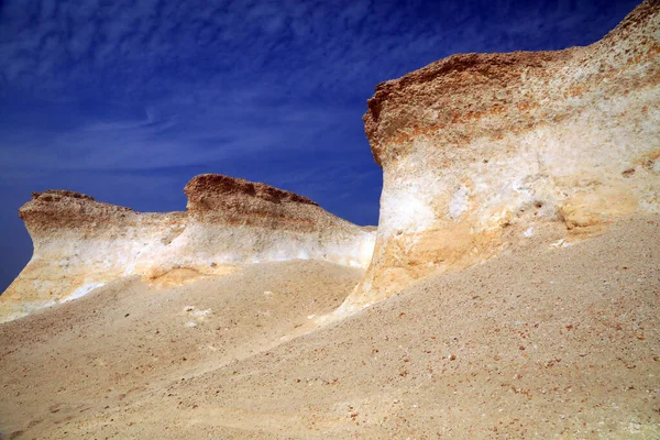 Zekreet半岛因其石灰岩的形成而成为国外游客的热门旅游胜地 以悬崖 柱子和岩石为特征的石灰岩陡坡 — 图库照片