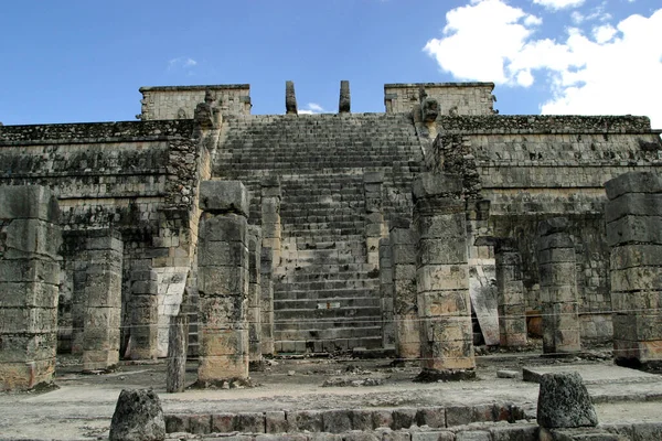 紀元前3000年に建てられたマヤ文化の知識と礼拝の場所のシンボルであるチェン イッツァ考古学エリアの一般的な眺め — ストック写真