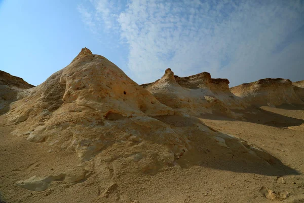 Zekreet Yarımadası, kireç taşı oluşumları nedeniyle yabancı turistler için popüler bir yer. Uçurumlar, sütunlar ve kayalardan oluşan kireçtaşı yamaçları