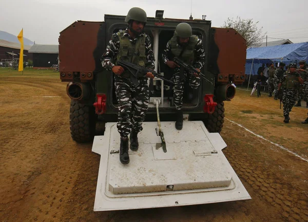 2023年8月26日 印度斯利那加克什米尔 印度准军事中央后备警察部队 Crpf 士兵在普瓦马Lethpora展示Crpf最近推出的两辆汽车时 从一辆尖端汽车中出来 — 图库照片