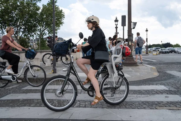 Eine Frau Fährt Mit Dem Fahrrad Durch Die Hauptstraßen Von — Stockfoto