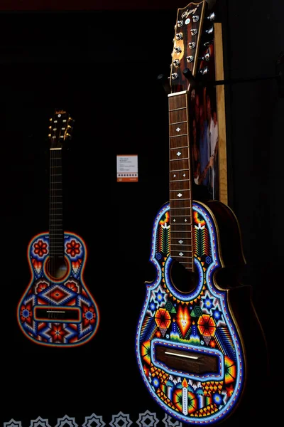 用来自哈利斯科州和纳亚里特州Huichol社区的土著工匠制作的彩色珠子装饰的吉他 — 图库照片