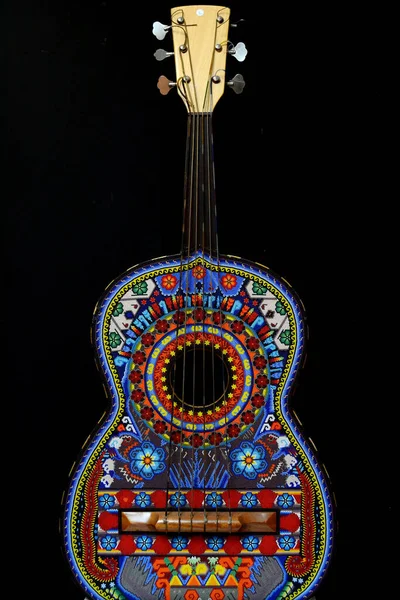 Una Guitarra Decorada Con Diseños Ornamentos Hechos Cuentas Multicolores Hechas — Foto de Stock