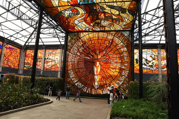 植物园的细节这个由塑料艺术家Leopoldo Flores于1978年设计的色彩斑斓的玻璃窗 — 图库照片