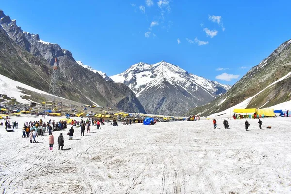 stock image Zero-point, which lies around 25 kilometres from Sonamarg, is where Ladakh officially begins on the road connecting Srinagar with Leh.Tourist witnesses huge rush and enjoying on snow on 19, may, 2023.