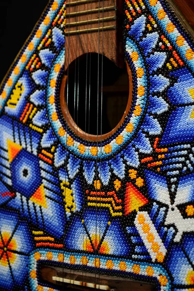 Une Guitare Décorée Motifs Ornements Faits Perles Multicolores Fabriquées Par — Photo