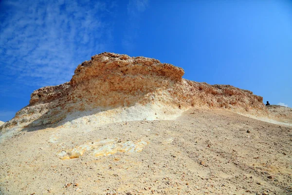 ジョレット半島 カタール 油をそそらないビーチと石灰岩岩の形成のために外国人観光客のための人気の目的地です — ストック写真