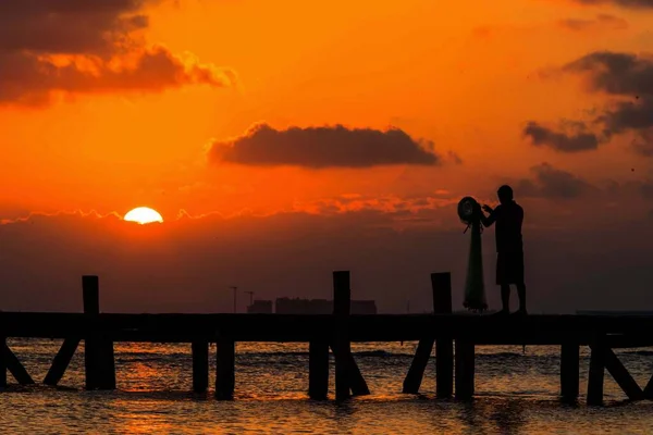 Mężczyzna Jest Widziany Rybach Zachodzie Słońca Promenadzie Eyepix Group — Zdjęcie stockowe