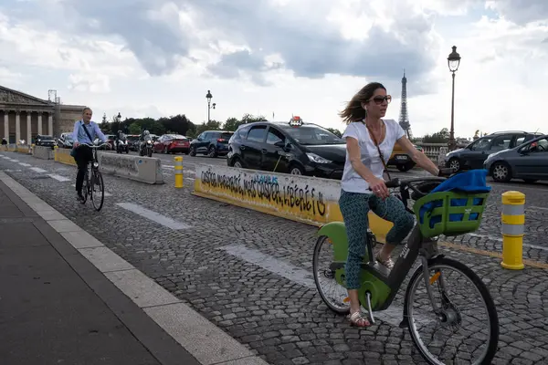 Kvinna Ses Cykla Genom Huvudgatorna Paris — Stockfoto