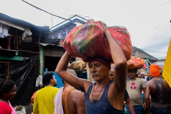 Julho 2023 Kolkata Índia Trabalhadores Diários Carregam Uma Carga Vegetais — Fotografia de Stock