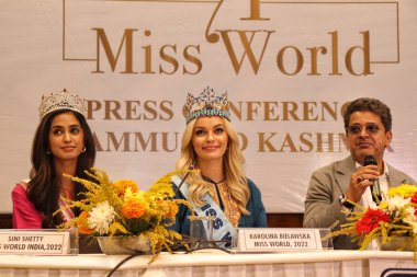 28 Ağustos 2023, Srinagar Kashmir, Hindistan: Miss World Karolina Bielawska (C) ve Miss World India Sini Shetty (R) diğer güzellik kraliçeleriyle birlikte Srinagar Uluslararası Kongre Merkezi 'nde (KICC) düzenlenen basın toplantısına katıldılar.