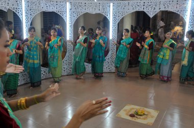 28 Ağustos 2023 - Sylhet-Bangladeş: Manipuri topluluğu, Sylhet, Bangladeş 'teki Shibganj Mandapa' da düzenlenen en önemli festivallerinden birini kutlamak için geleneksel elbiseleriyle dans ediyor