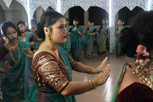 Sierpnia 2023 Sylhet Bangladesz Społeczność Manipuri Tańczy Swoją Tradycyjną Suknią — Zdjęcie stockowe