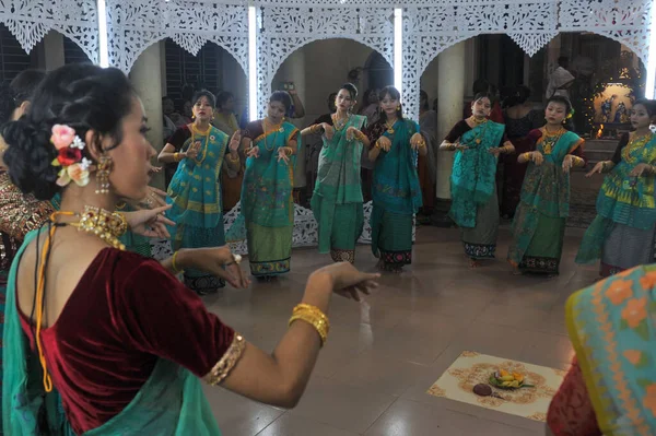 2023年8月28日 孟加拉国锡尔赫特 马涅普利社区正在用他们的传统服装跳舞 庆祝他们在孟加拉国锡尔赫特的Shibganj Mandapa举办的最重要的节日之一Jhulan Yatra — 图库照片