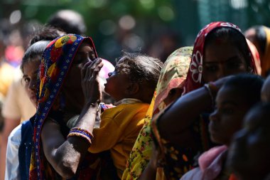 30 Ağustos 2023, Srinagar Kashmir, Hindistan: İnsanlar Srinagar 'daki Raksha Bandhan festivali sırasında Shankaracharya Tapınağı' na girmek için kuyruğa girdiler