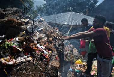 30 Ağustos 2023, Srinagar Kashmir: Srinagar 'daki Raksha Bandhan festivali sırasında Shankaracharya Tapınağı' nın dışında dua eden bir adam