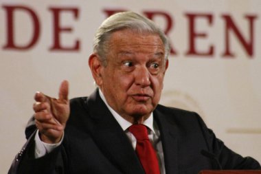 30 Ağustos 2023 'te Mexico City, Meksika' da Andres Manuel Lopez Obrador ulusal sarayda gazetecilerin önünde basın toplantısı düzenledi.