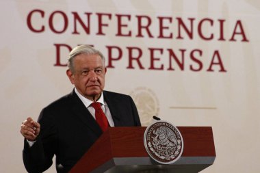 30 Ağustos 2023 'te Mexico City, Meksika' da Andres Manuel Lopez Obrador ulusal sarayda gazetecilerin önünde basın toplantısı düzenledi.