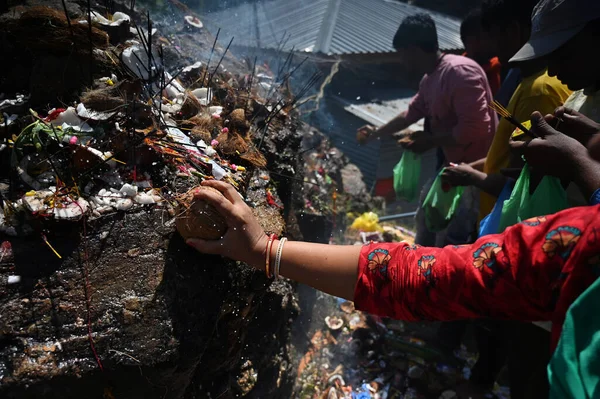 Agosto Srinagar Kashmir India Una Donna Indù Esegue Rituali Durante — Foto Stock