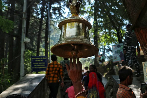 Elokuu 2023 Srinagar Kashmir Intia Hindu Nainen Soittaa Perinteistä Kelloa — kuvapankkivalokuva