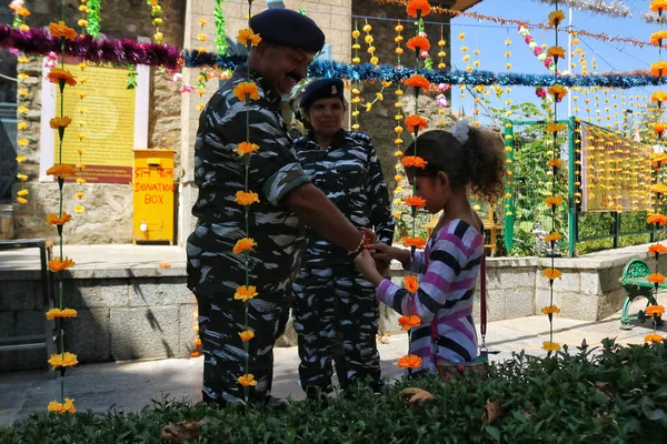 2023年8月30日 印度斯利那加克什米尔 在斯利那加的Raksha Bandhan节期间 中央后备警察部队 Crpf 警察手腕上的一个彩色带子 Rakhi — 图库照片